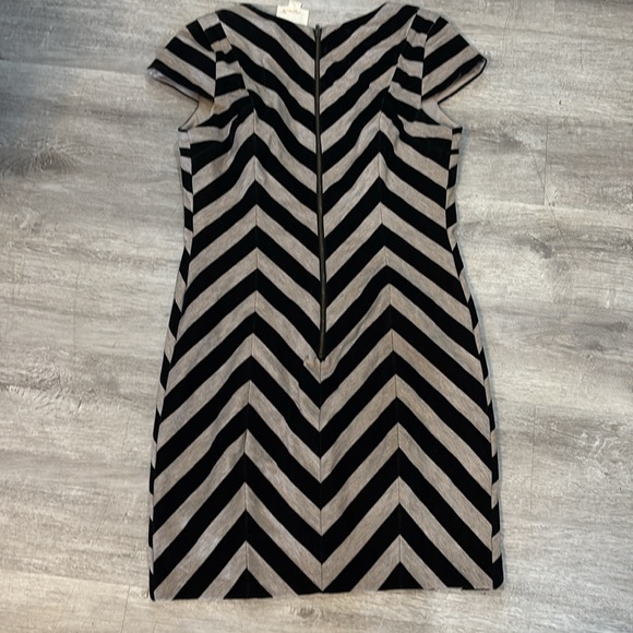 Aryn K Black Velvet and Grey Sheath Chevron Dress with V-neck Sz M - Picture 7 of 8